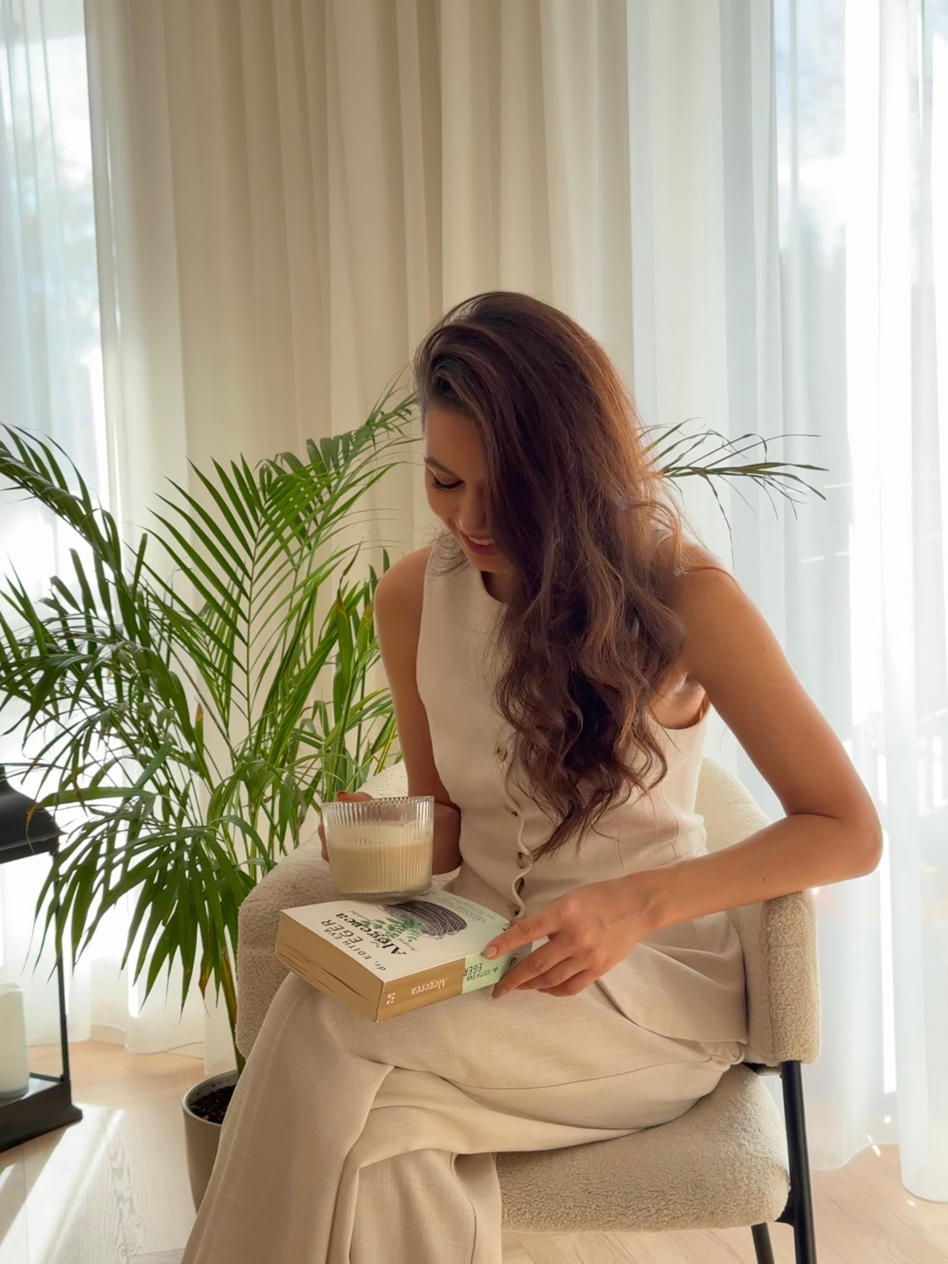 Andreea Stoica, în timpul lucrului cu un material de specialitate