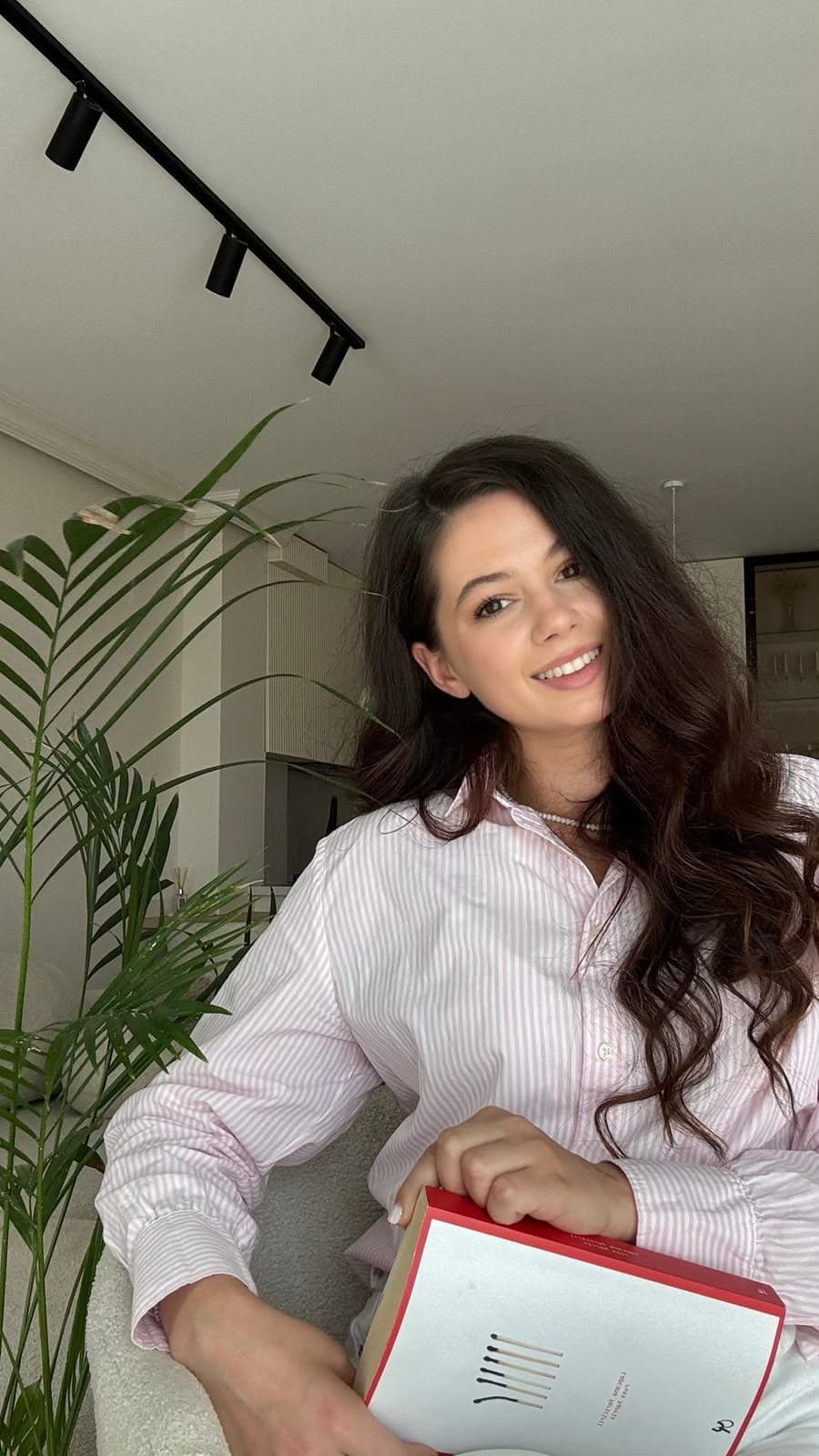 Andreea Stoica, în timpul lucrului cu un material de specialitate